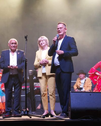 received_1441633809677827